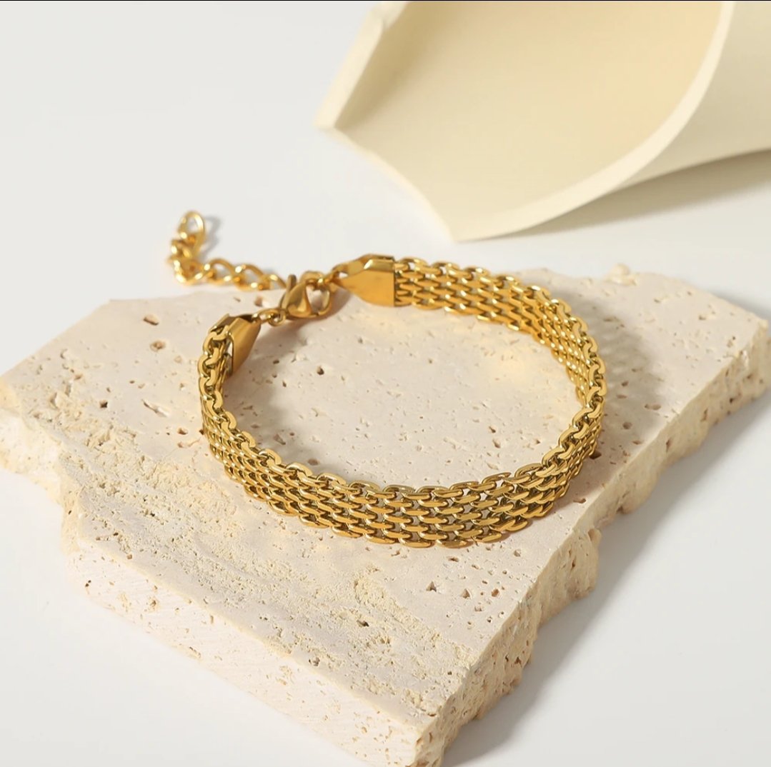 18K gold-tone stainless steel Milanese mesh bracelet.