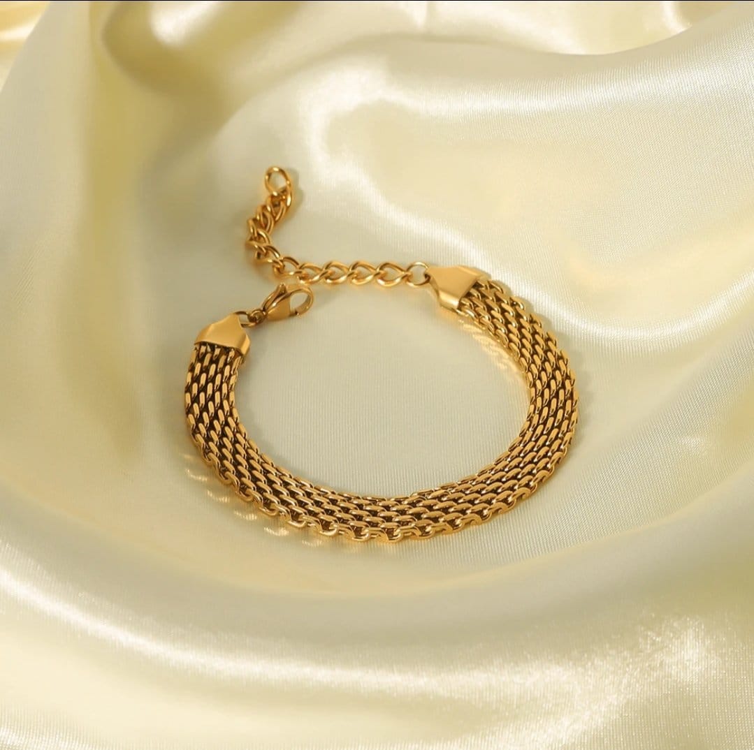 18K gold-tone stainless steel Milanese mesh bracelet.