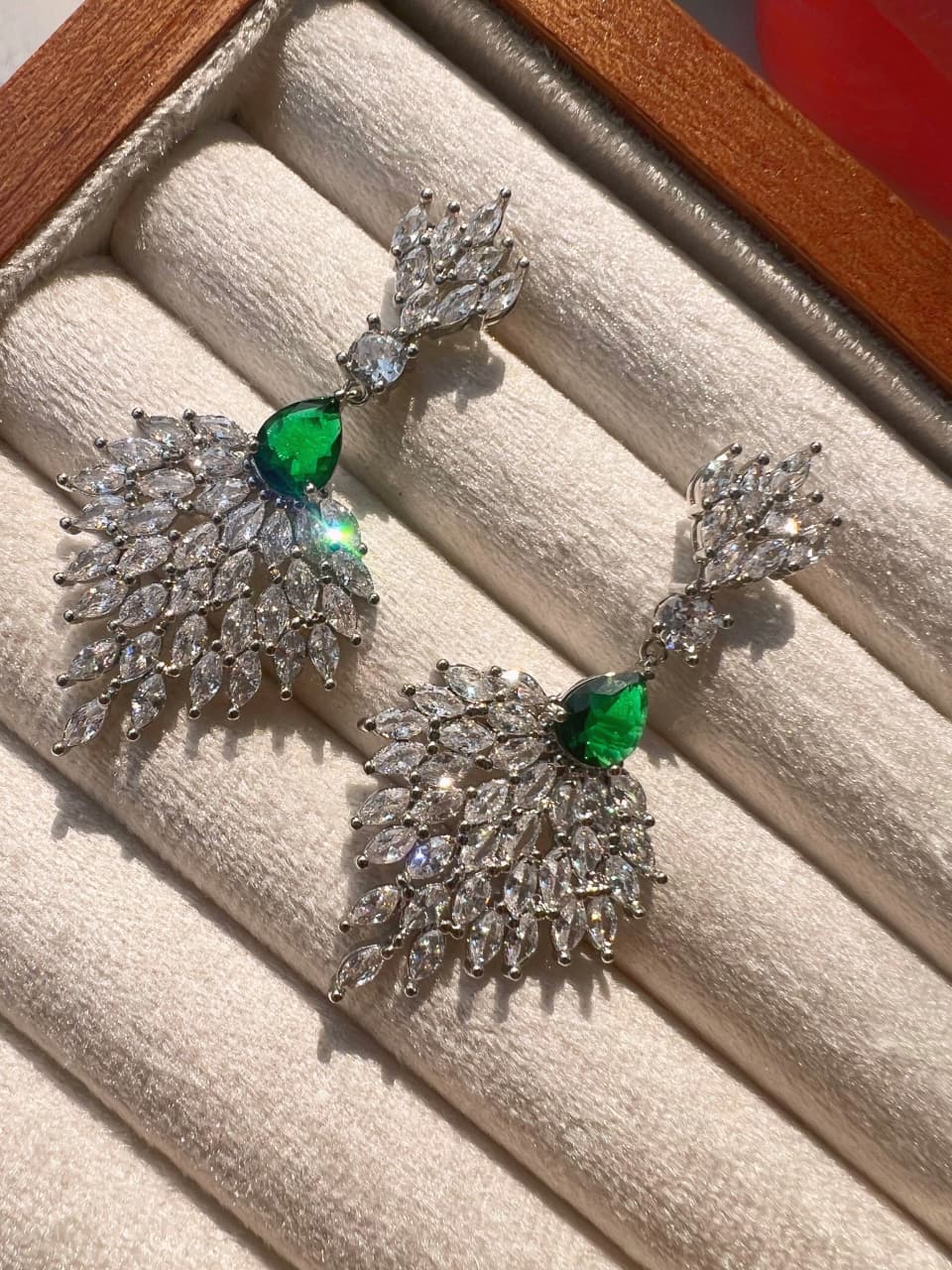 EMERALD SERENE LEAF EARRING